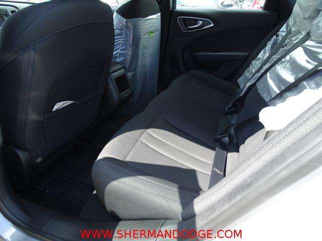 Chrysler 200 2017 photo 8